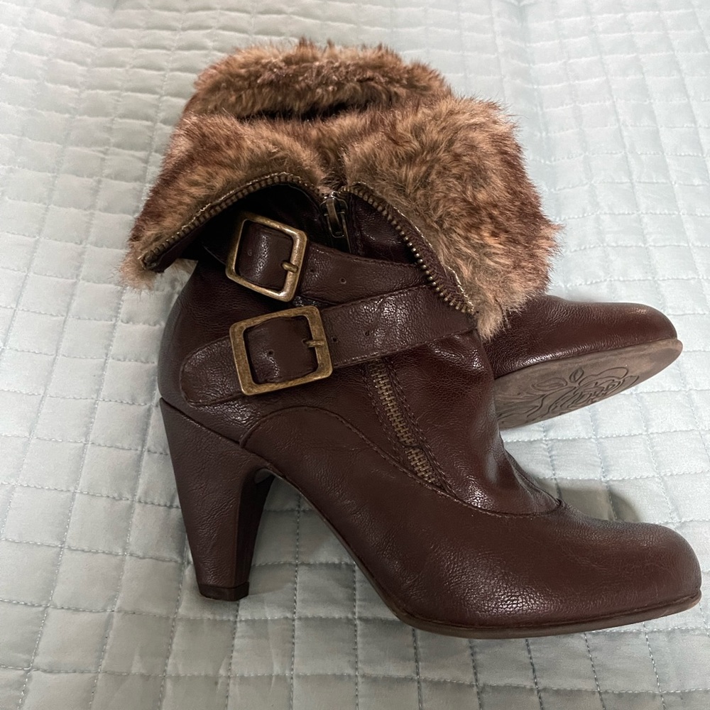 Boots with the fur